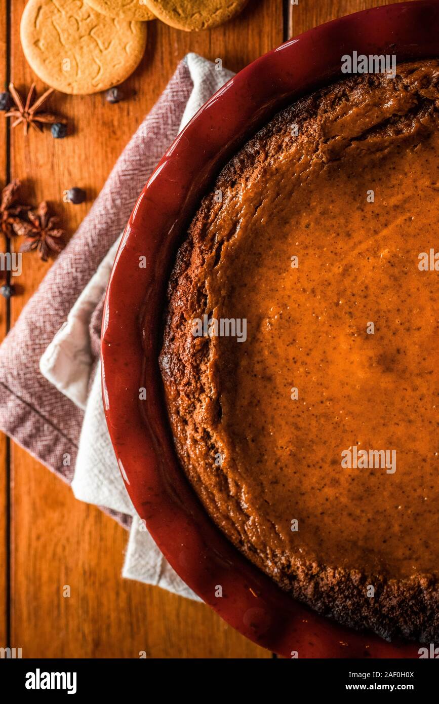 Chai spiced Pumpkin Pie mit gingersnap Kruste in eine Backform Stockfoto