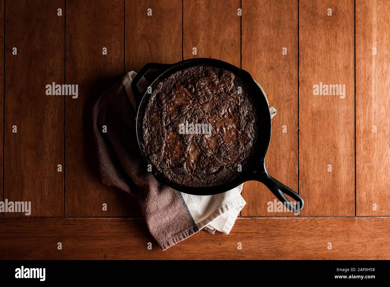 Caramel Brownie in einer gusseisernen Pfanne sitzt auf einem Küchentisch Stockfoto