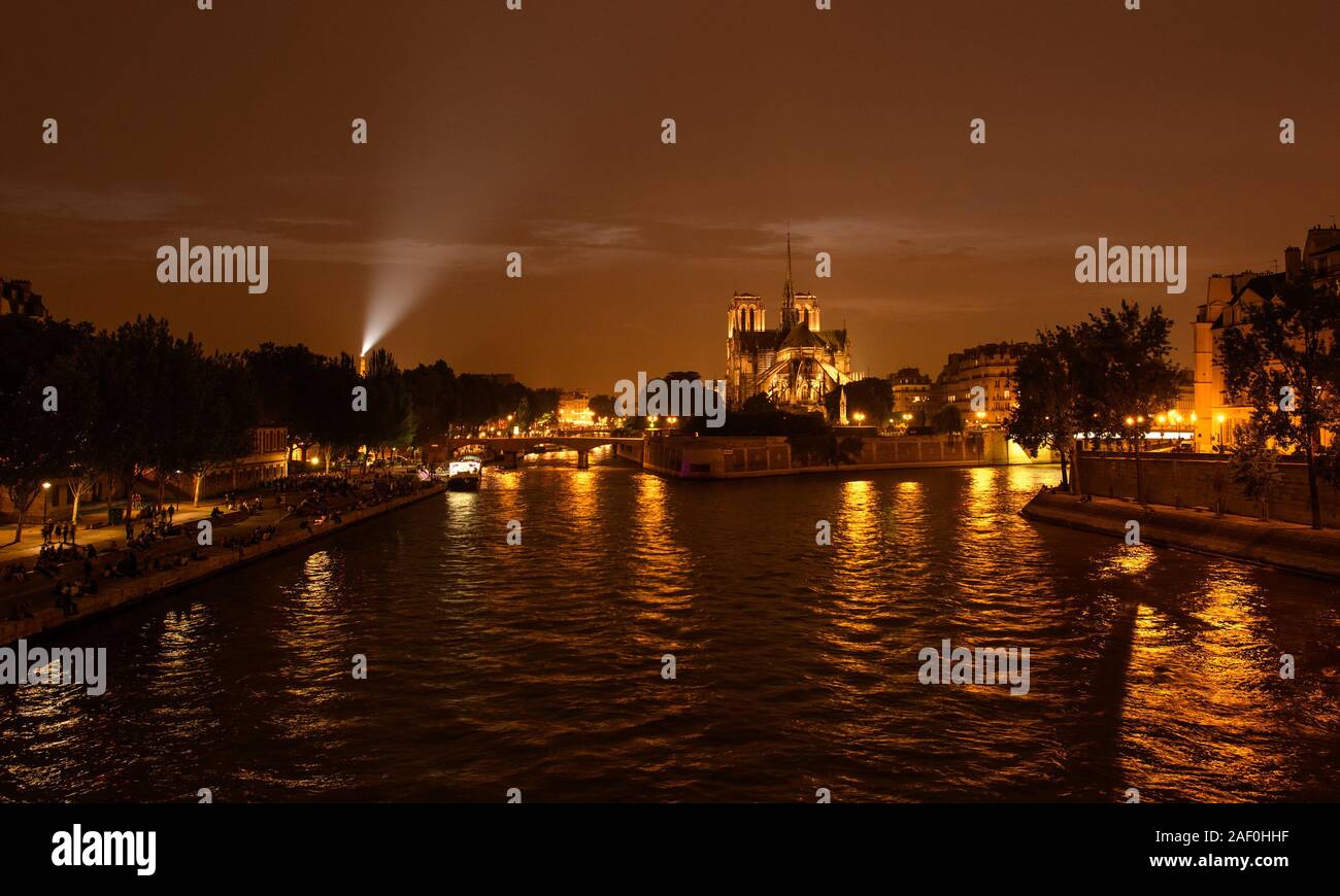 Blick auf den Eiffelturm und der Kathedrale von Notre-Dame in der Nacht in Paris. Stockfoto
