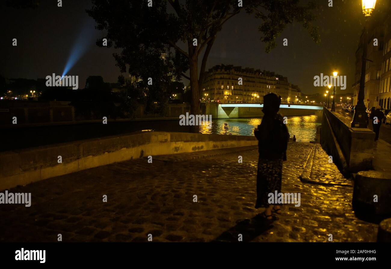 Wandern im Regen mit Eiffelturm und der Seine entfernt, Paris, Frankreich. Stockfoto