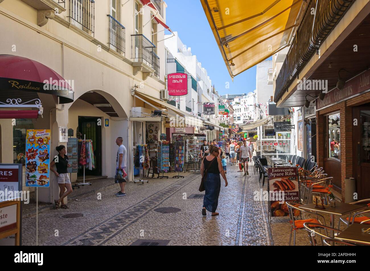 Albufeira, Portugal - 3. September 2014: Touristen besuchen Candido Dos Reis Straße mit Geschäften, Bars und Restaurants in den Touristen Stadt Albufeira in Stockfoto