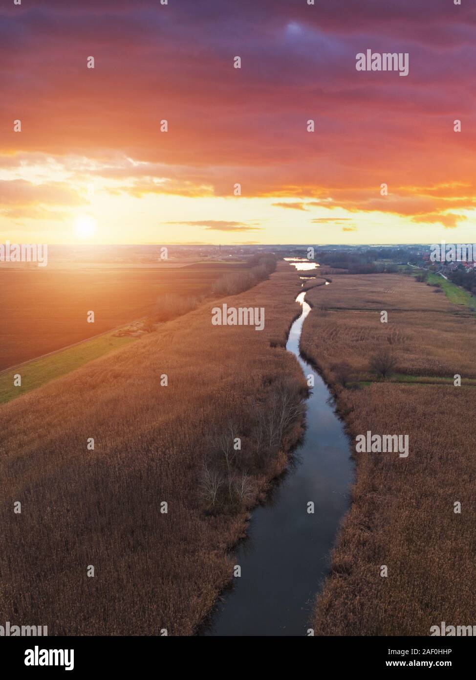 Luftaufnahme von Sunset River. Drohne fliegen über den Fluss Tisza in Ungarn Stockfoto
