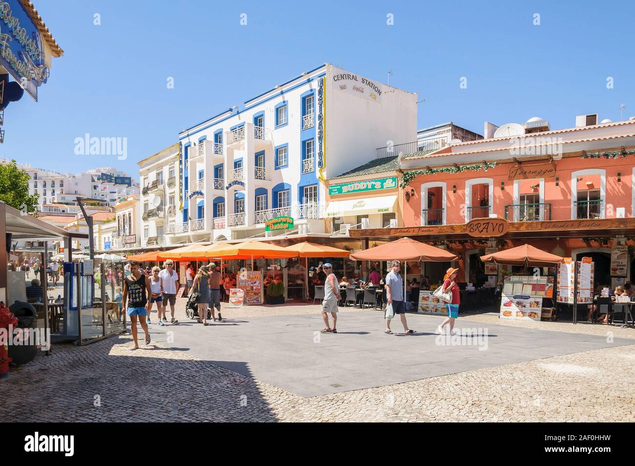 Albufeira, Portugal - 3. September 2014: Touristen besuchen die Stadt Platz mit Geschäften, Bars und Restaurants in den Touristen Stadt Albufeira an der Algarve Regi Stockfoto