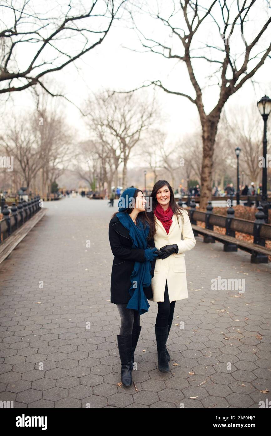 Freunde gehen und Sprechen im City Park im Winter Stockfoto