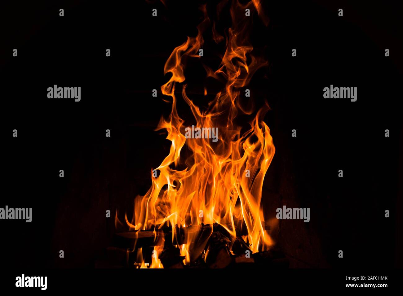 Feuer auf einem schwarzen Hintergrund. Kamin Konzept Stockfoto