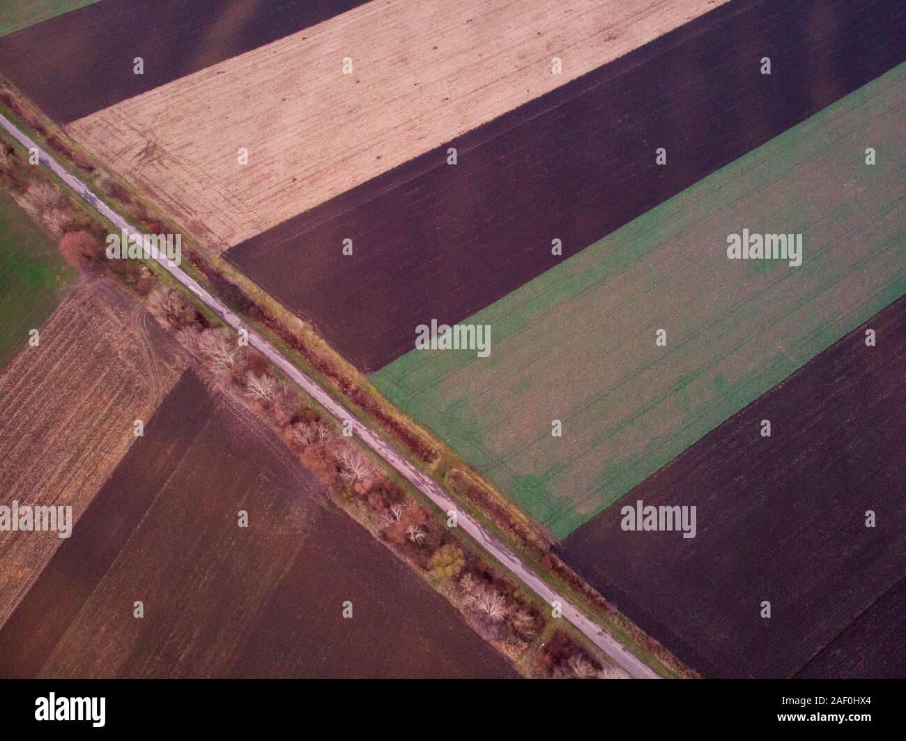 Antenne drone Bild Blick auf gepflügten Feldes in Ungarn Stockfoto