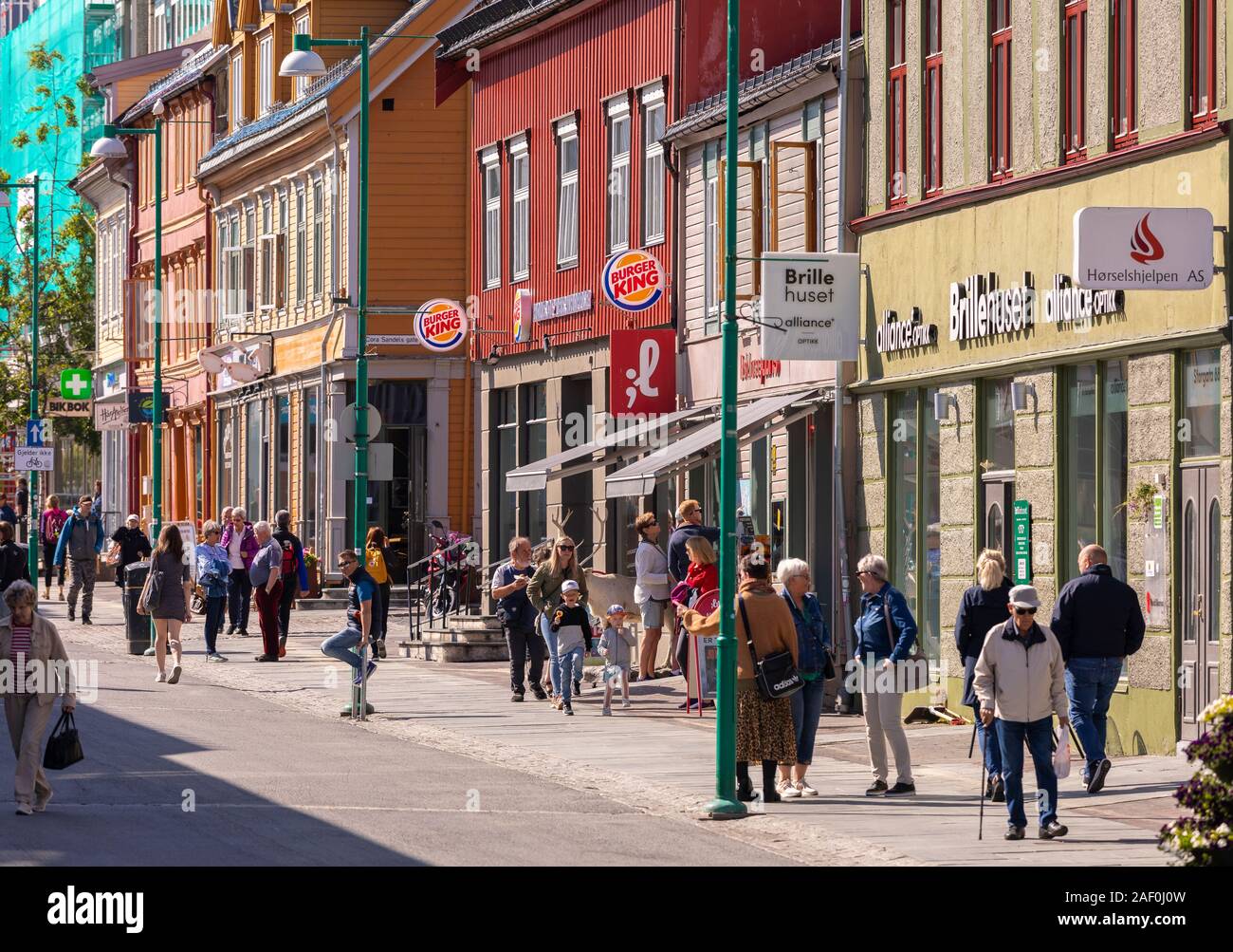 TROMSØ, NORWEGEN - Menschen und den Geschäften in der storgata Street, im Zentrum der Innenstadt von Tromsø. Stockfoto