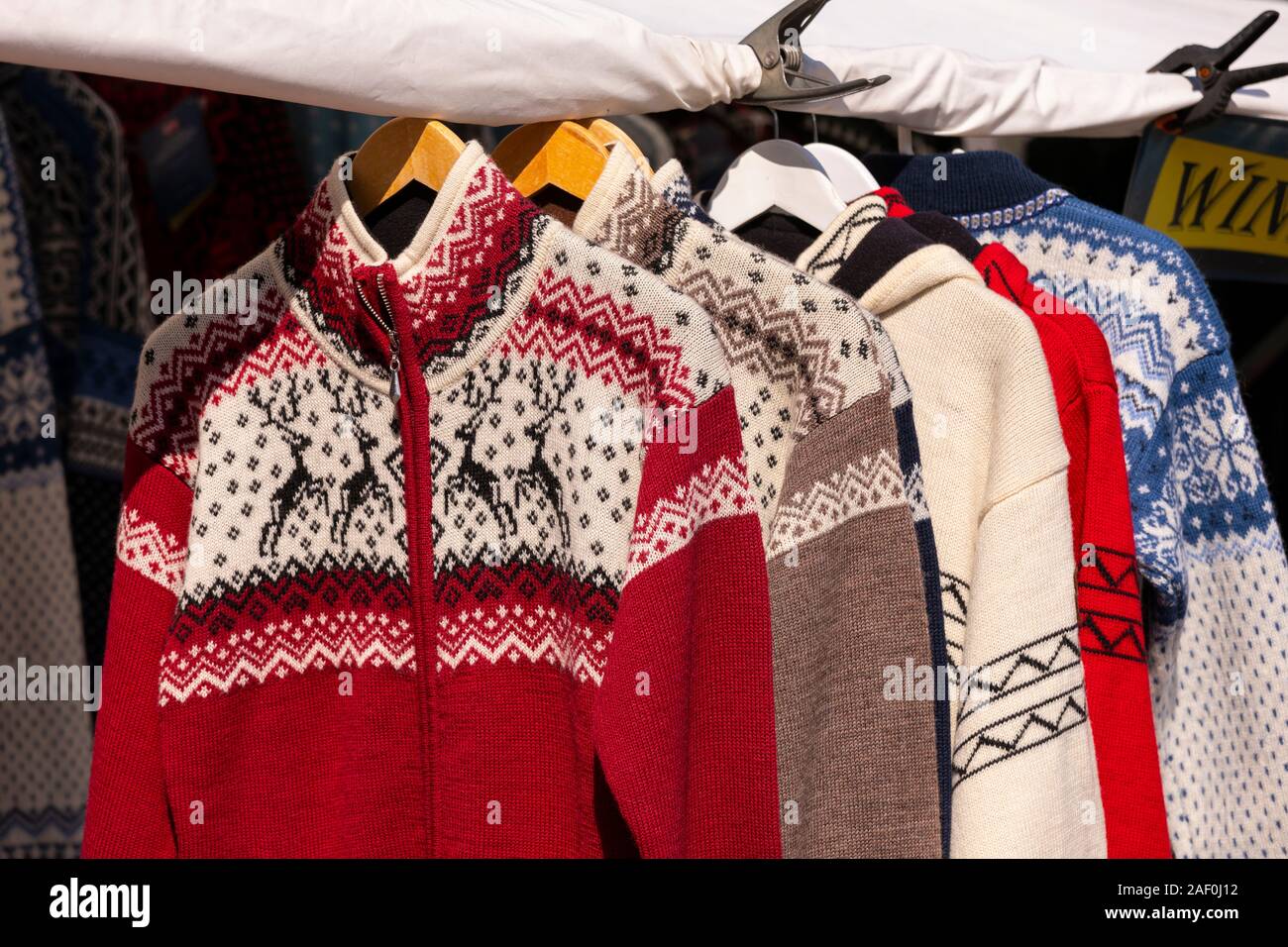 TROMSØ, NORWEGEN - Norwegische wolle Stricken Pullover für Verkauf am Markt im Freien. Stockfoto