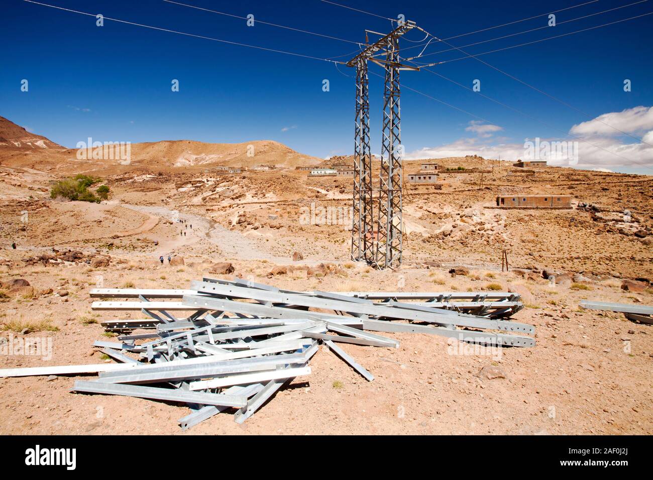 Strom kommt zu einem Berberdorf in der Nähe von Jebel Sirwa im Anti-Atlas-Gebirge in Marokko, Nordafrika. Stockfoto