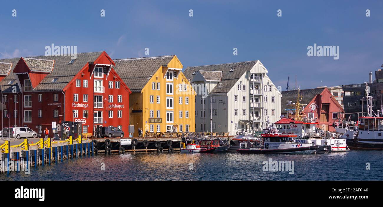 TROMSØ, NORWEGEN - Hafen und bunten alten hölzernen Gebäude am Wasser. Stockfoto