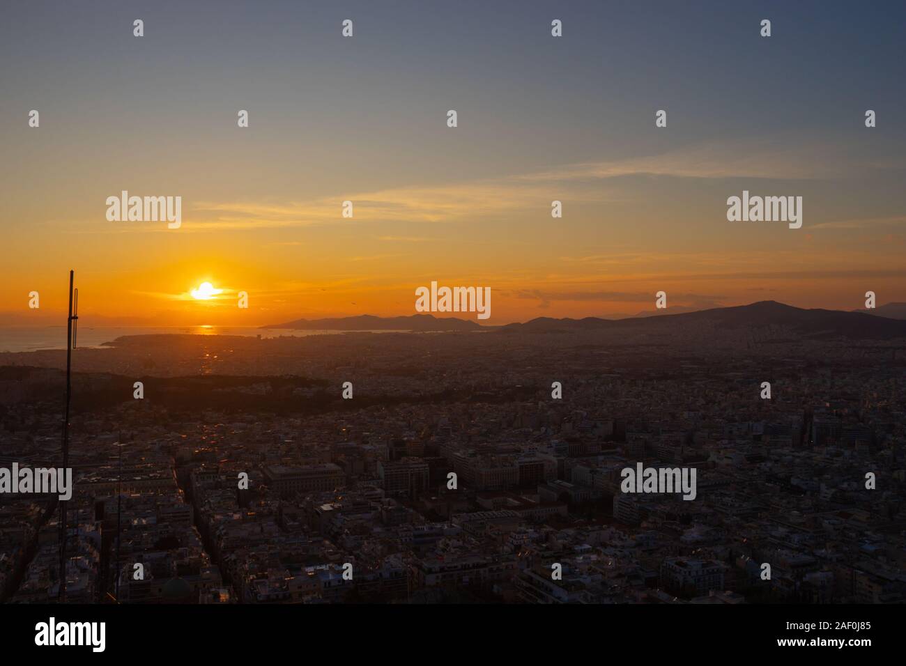 Sonnenuntergang in Athen an einem bewölkten Himmel mit Blick auf die Stadt von den Lycabettus Hügel Stockfoto