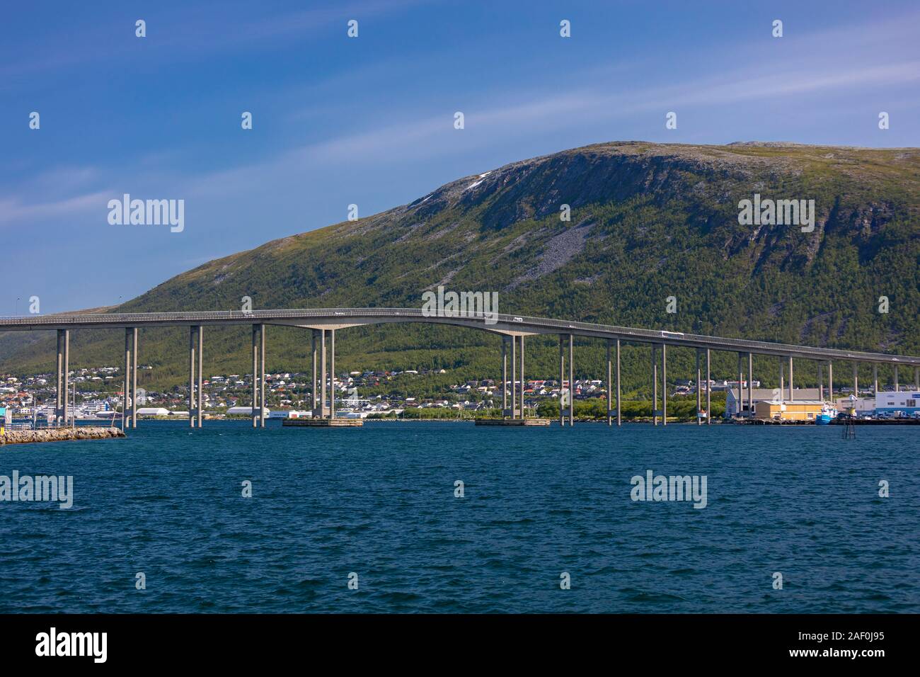 TROMSØ, NORWEGEN - Tromsø-Brücke kreuzen über Tromsøysundet Strait. Stockfoto