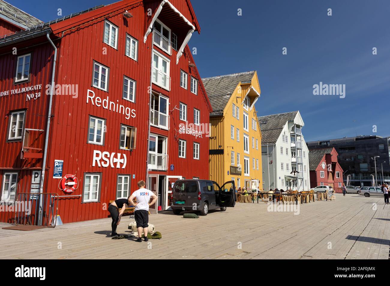 TROMSØ, NORWEGEN - Hafen und bunten alten hölzernen Gebäude am Wasser. Stockfoto