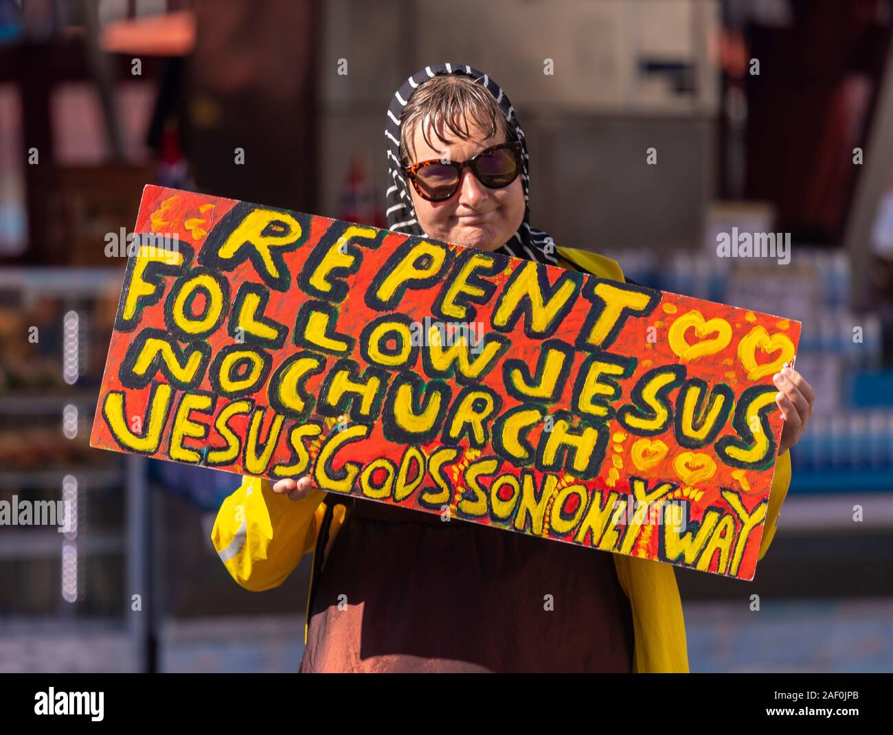 BERGEN, NORWEGEN - Missionierung Frau hält Schild Buße Jesus, auf der Straße in der Innenstadt von Bergen folgen. Stockfoto