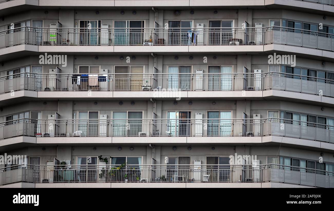 Die äußere und die Terrassen eines Gebäudes in Yokosuka, Japan. Stockfoto