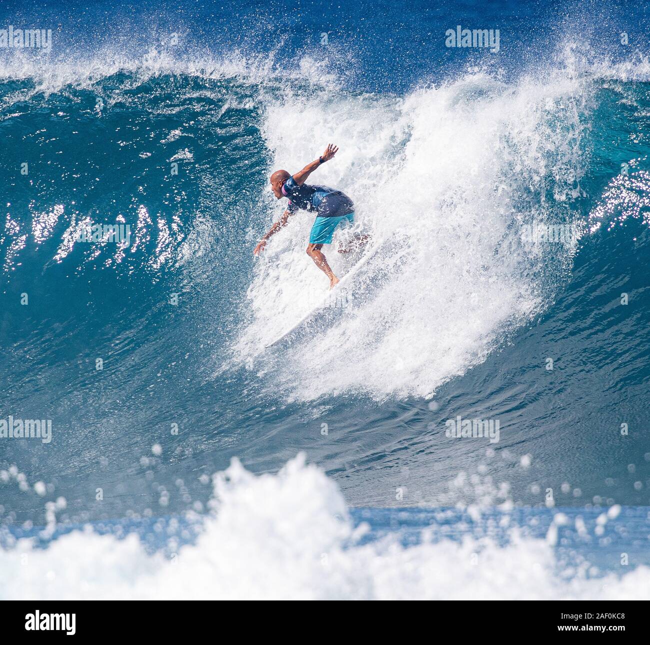 Haleiwa, HI, USA. 11 Dez, 2019. Kelly Slater Bild während der Hitze 8 in der Runde der letzten 32, wo er eine perfekte 10 Welle am Billabong Pipe Masters 2019-Turnier in Erinnerung an Andy Eisen an die Banzai Pipeline in Haleiwa, HI am 11 Dezember, 2019 gesurft. Credit: Erik Kabik Fotografie/Medien Punch/Alamy leben Nachrichten Stockfoto