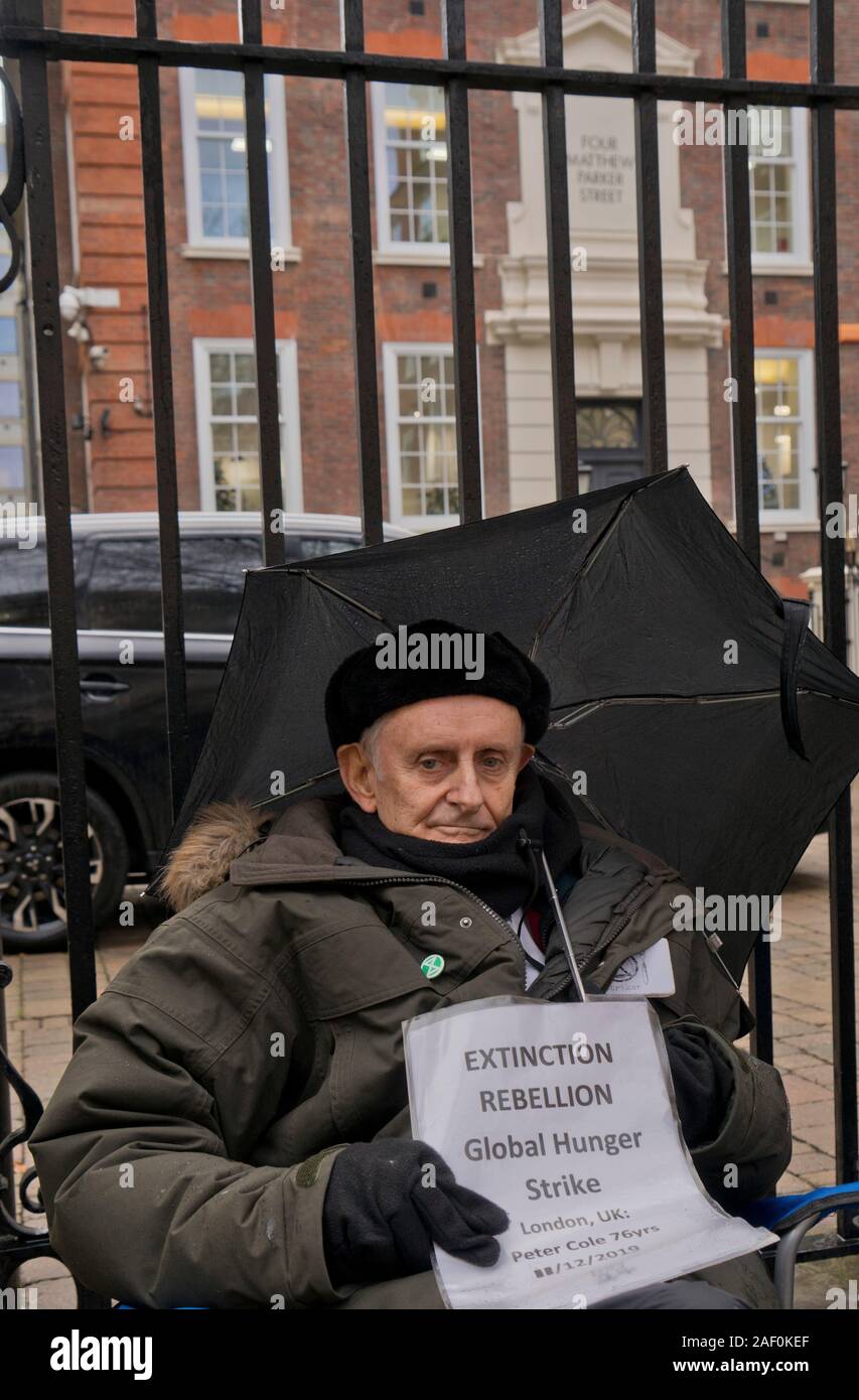 Aussterben Rebellion Aktivist John Cole, im Alter von 76, im Hungerstreik außerhalb der Konservativen Partei HQ vor der Bundestagswahl Aktion aus Poli zu verlangen. Stockfoto