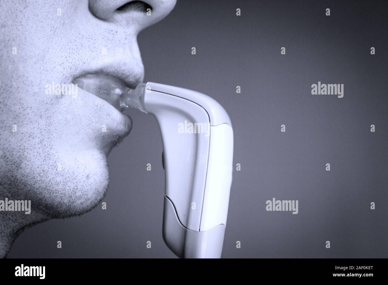 Vibrator fr Zahnspangen in den Mund eines Mannes Stockfotografie - Alamy
