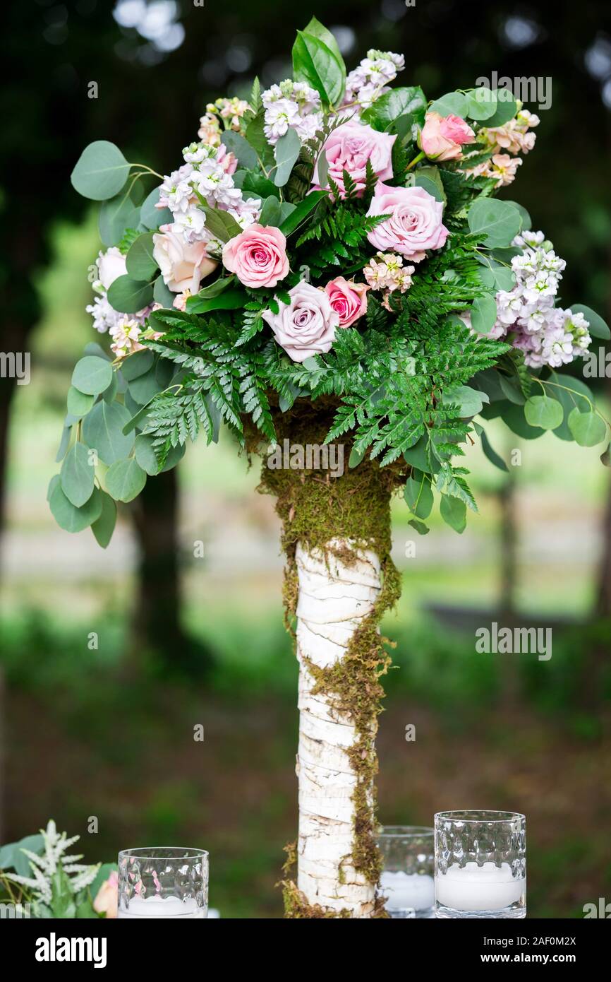 Florale Mittelstück bei einer Hochzeit. Stockfoto