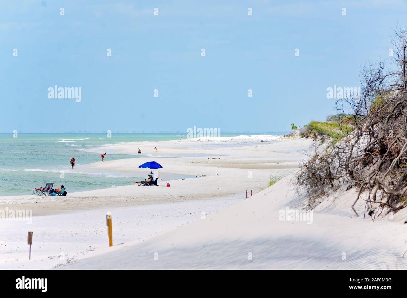 Die Leute am Strand in St. Joseph Peninsula State Park, Sept. 22, 2019 entspannen, in Port St. Joe, Florida. Stockfoto