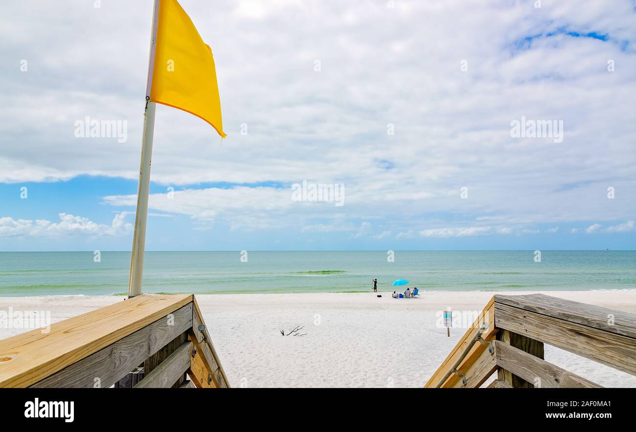 Eine gelbe Flagge fliegt zu Badegäste potenziell hohe Brandung oder rip-Ströme in St. Joseph Peninsula State Park in Port St. Joe, Florida warnen. Stockfoto