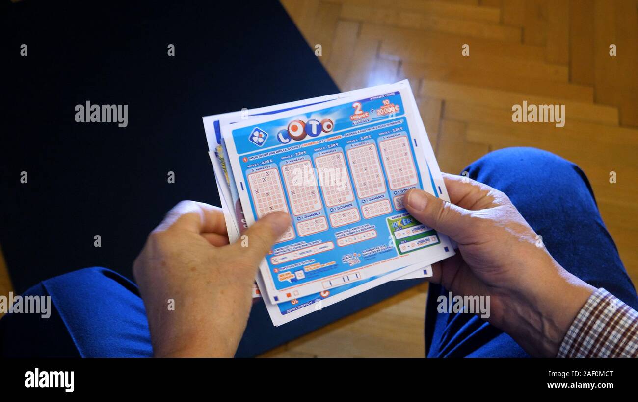 Paris, Frankreich, 21.September 2019: älterer Mann Vorbereitung EuroMillions zu spielen und Cash Lotto Jackpot lucky lotto spiel mit mehreren Karten - pov Handheld an die gefüllten Zahlen auf dem Papier Tickets suchen Stockfoto