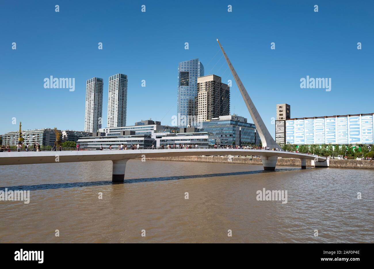 Anzeigen von Puente de La Mujer in Puerto Madero, Buenos Aires Stockfoto