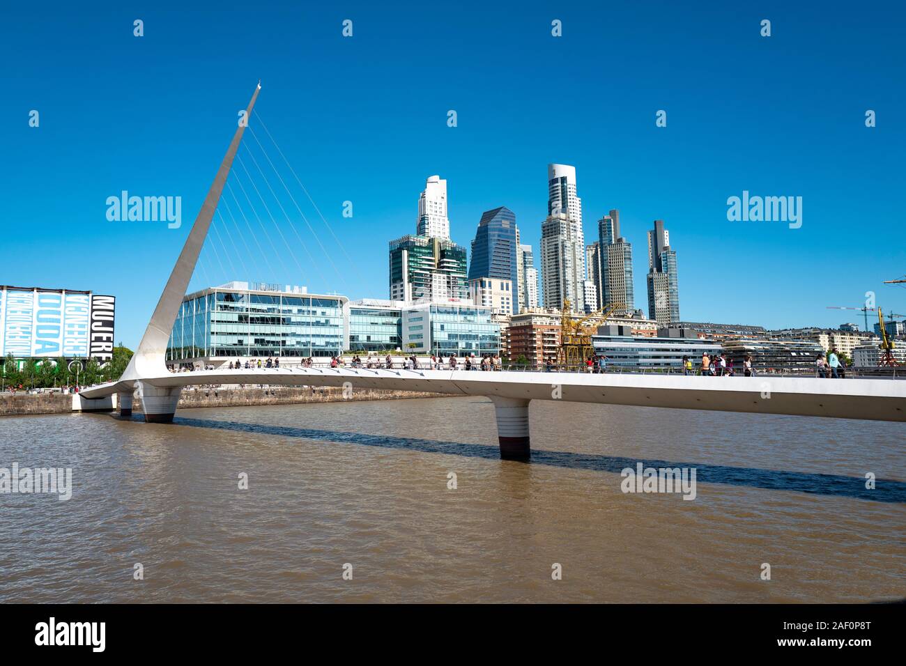 Anzeigen von Puente de La Mujer in Puerto Madero, Buenos Aires Stockfoto