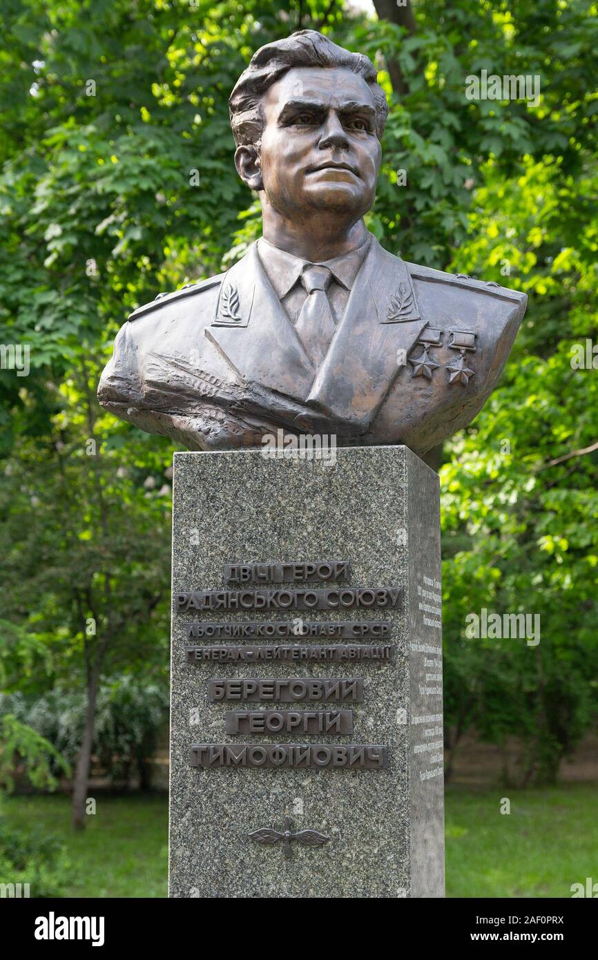 Kiew, Ukraine - Mai 18, 2019: Monument zweimal Held der Sowjetunion General Georgi Beregovoy im Park der ewigen Herrlichkeit. Stockfoto