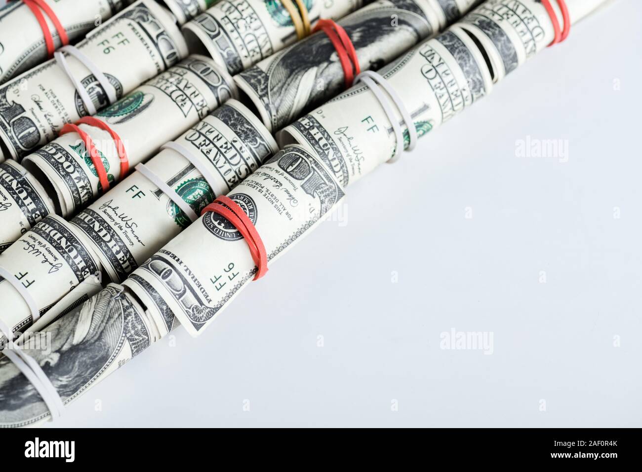 Dollar Banknoten in cash Rollen mit bunten Gummibänder auf Weiß Stockfoto