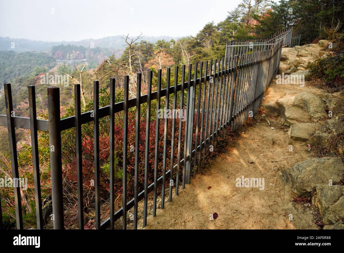 Robuste Naturlehrpfad mit einem eisernen Zaun für Sicherheit Vorsorgemaßnahmen an Tallulah Gorge State Park in Wapakoneta fällt Georgia USA. Stockfoto