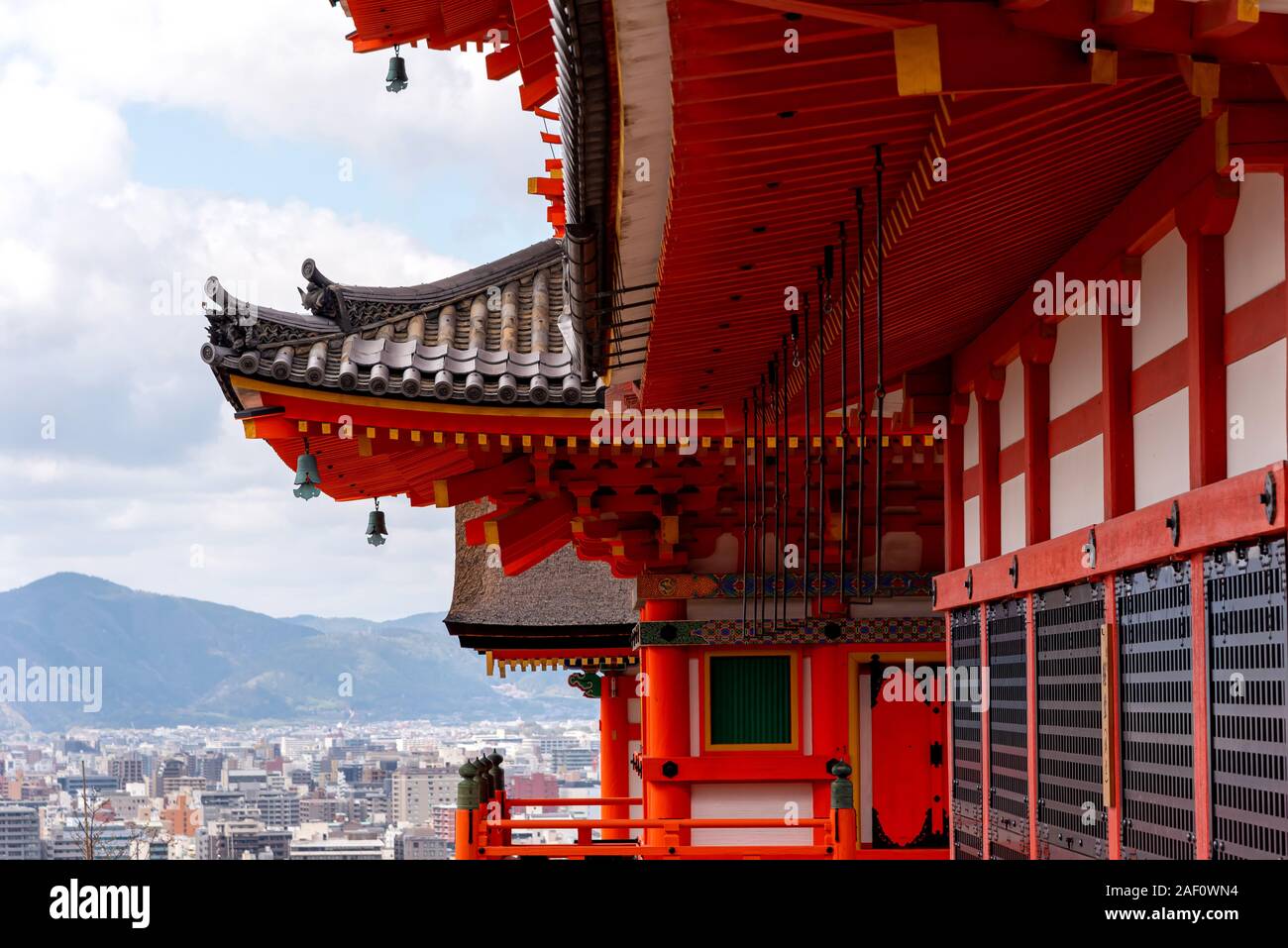 Detail der Fassade der Kiyomizudera-tempel und Kyoto Blick auf dem Hintergrund Stockfoto