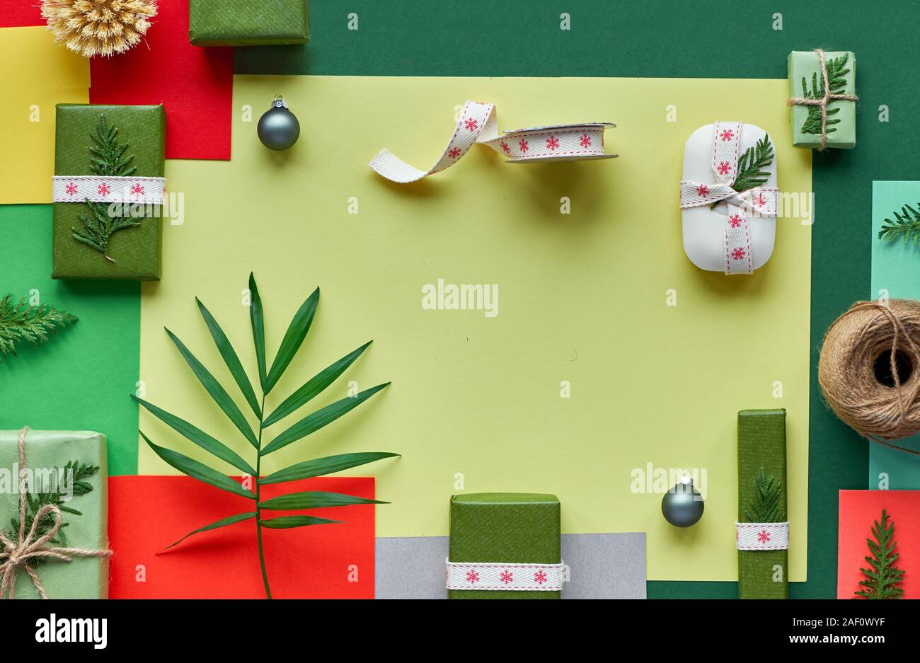 Umweltfreundliche null Abfall Produkte wie Weihnachten oder Neujahr Geschenke ohne Kunststoff verpackt. Kreative Flach, Blick von oben auf die null Abfall Weihnachten Geschenk Idee Stockfoto