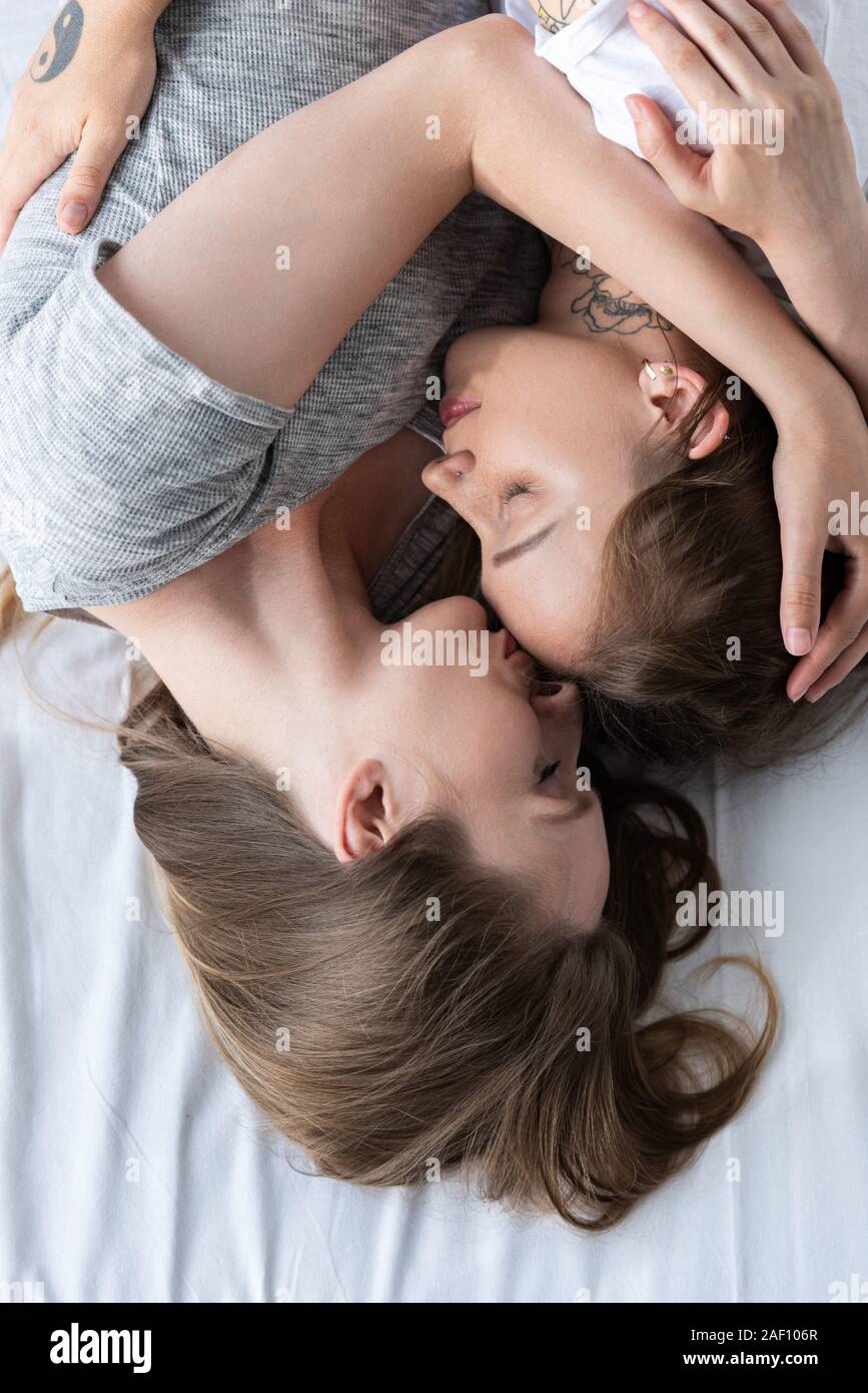 Zwei Lesben Bestrafen Ihre Freundin Auf Dem Bett
