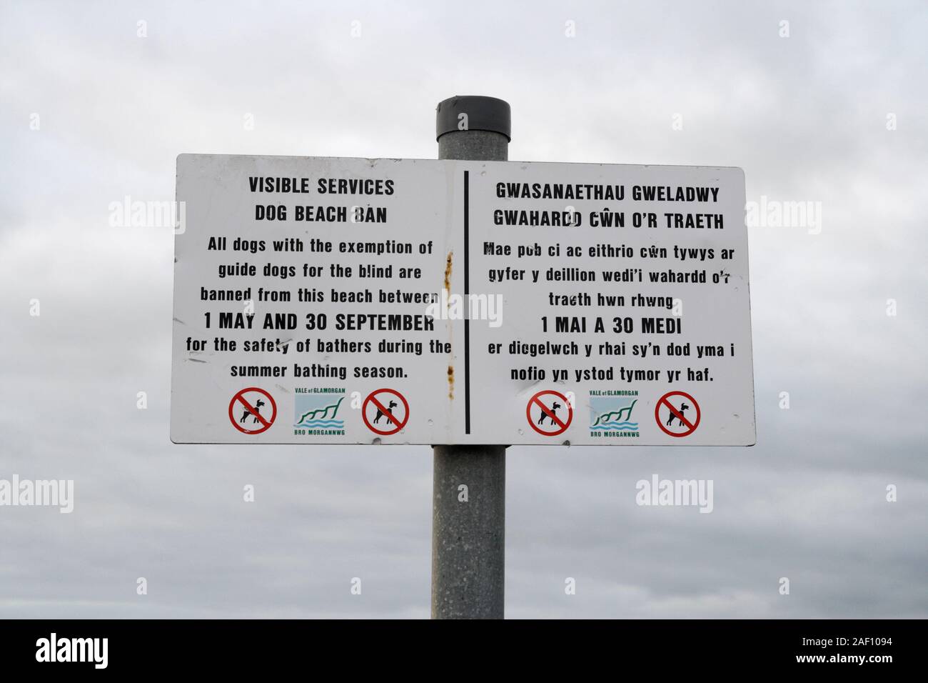 Zweisprachig Englisch/Welsh Zeichen, Barry Strand Wales UK Stockfoto