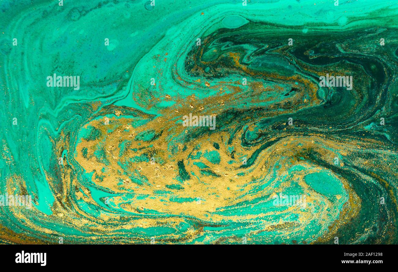 Grün und Gold Welligkeit des Achat Hintergrund. Goldene Pulver Marmortextur Stockfoto