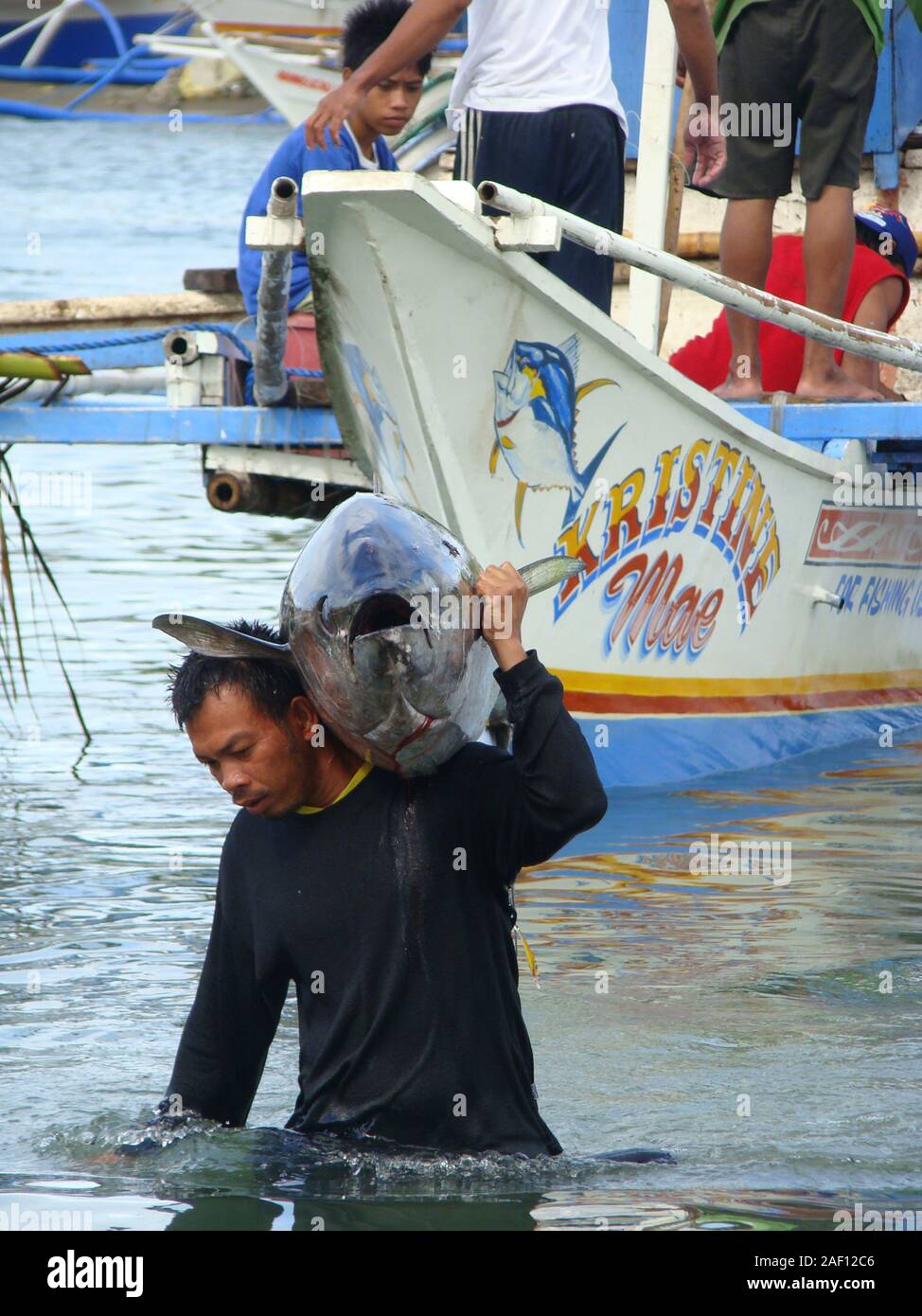 Handwerkliche Filipino handline Fischer Landung Gelbflossenthun Thunnus albacares in Occidental Mindoro Stockfoto