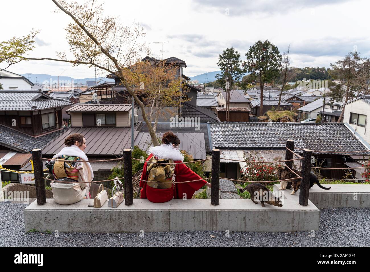 April, 12. 2019: Zwei Frauen Freunde tragen Japan kimono in Kyoto, Japan Stockfoto