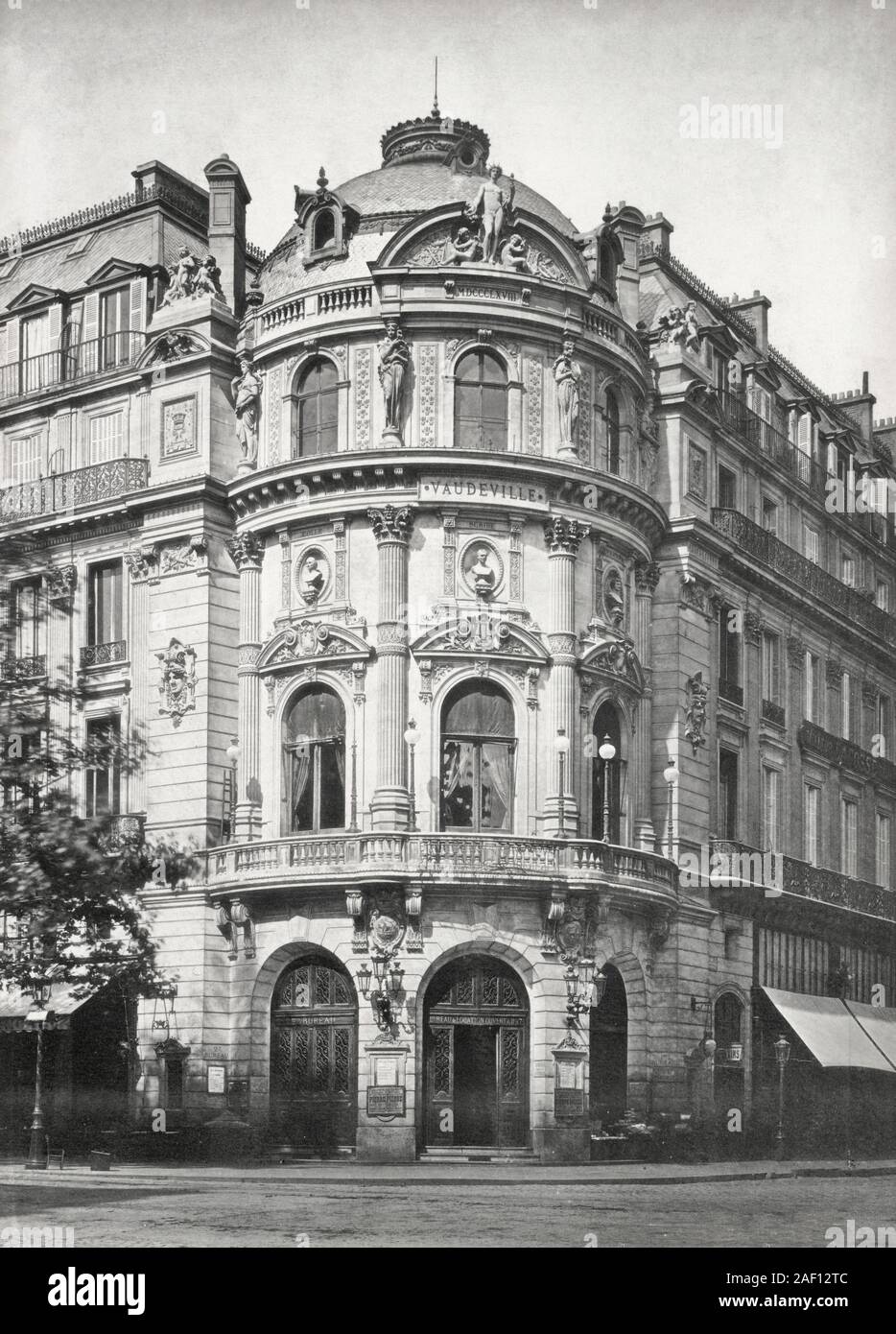 Theatre du Vaudeville, Paris, Frankreich, schauen über die Straße in Richtung Ecke dreistöckiges Gebäude mit Hoch dekorierte Fassade. Um 1860 Stockfoto