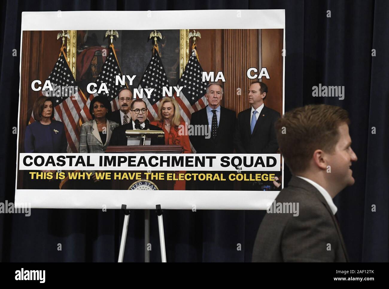 Washington, United States. 11 Dez, 2019. Republikaner Anzeige ein Poster, Kalifornien, New York und Massachusetts Vertreter wie das Haus richterlichen Ausschusses hält eine Vorbesprechung zu Verfahren für die Ausarbeitung der Amtsenthebungsverfahren gegen Präsident Donald Trump, in Washington, DC, Mittwoch, 11 Dezember, 2019 diskutieren. Foto von Mike Theiler/UPI Quelle: UPI/Alamy leben Nachrichten Stockfoto