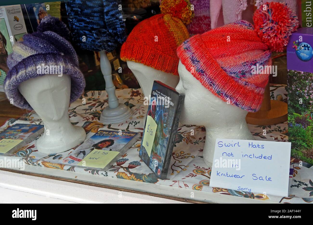 Strickmode, in Charity Shop, Eastover, Bridgwater, Swirl Hüte, nicht enthalten, in Strickmode Sale, Somerset, England, UK Stockfoto