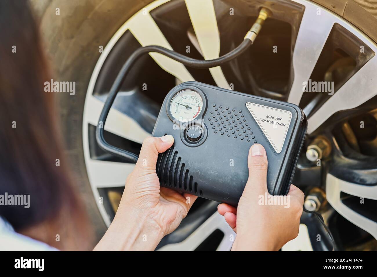 Reifen Mit Luft Füllen Stockfotos und -bilder Kaufen - Alamy