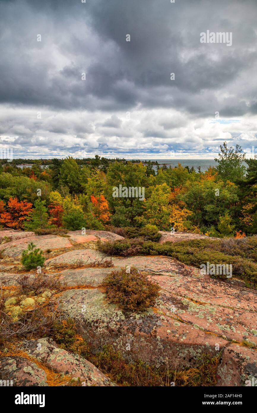 Eine vertikale Bild der manipulierten Landschaft des nördlichen Ontario mit Blick auf einen See, Stockfoto