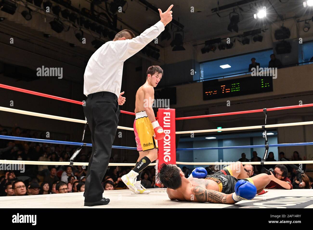 Tokio, Japan. 2. Dez, 2019. (R-L) Jheritz Chavez (PHI), Koki Inoue (JPN) Boxen: vakant World Boxing Organisation Asia Pacific super Lightweight title Bout in der korakuen Hall in Tokio, Japan. Credit: Hiroaki Yamaguchi/LBA/Alamy leben Nachrichten Stockfoto