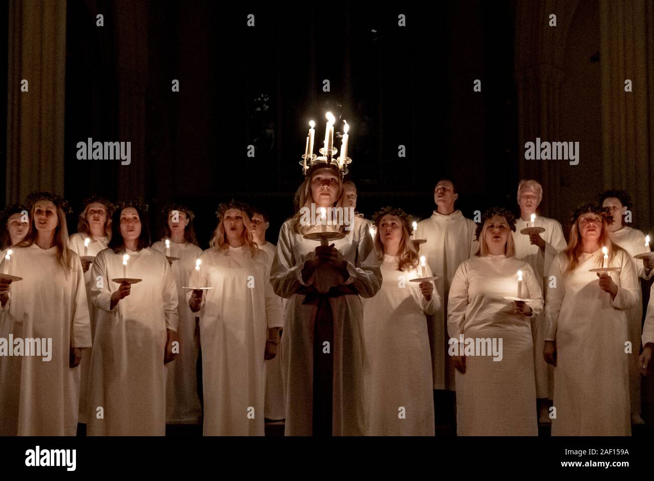 London, Großbritannien. 11. Dezember, 2019. Liv Palmblad, von Schweden, in der Rolle der Lucia, führt die Prozession während der Londoner Nordic Chor der traditionellen Skandinavischen ankta Lucia' Konzert in der St John's Church in der Nähe des Hyde Park. Der Service bietet ein Abendessen bei Kerzenschein Prozession der Vorsänger, geführt von einem Mädchen, Lucia, eine Krone trägt der Kerzen und eine rote Schärpe um ihre Taille. Credit: Guy Corbishley/Alamy leben Nachrichten Stockfoto