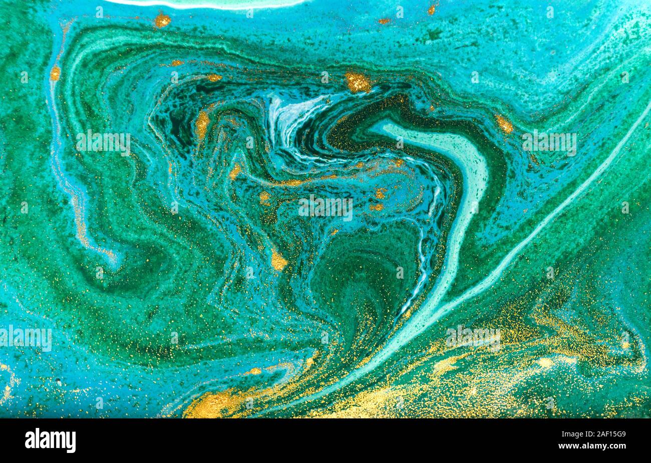 Grün und Gold Welligkeit des Achat Hintergrund. Goldene Pulver Marmor Textur. Stockfoto