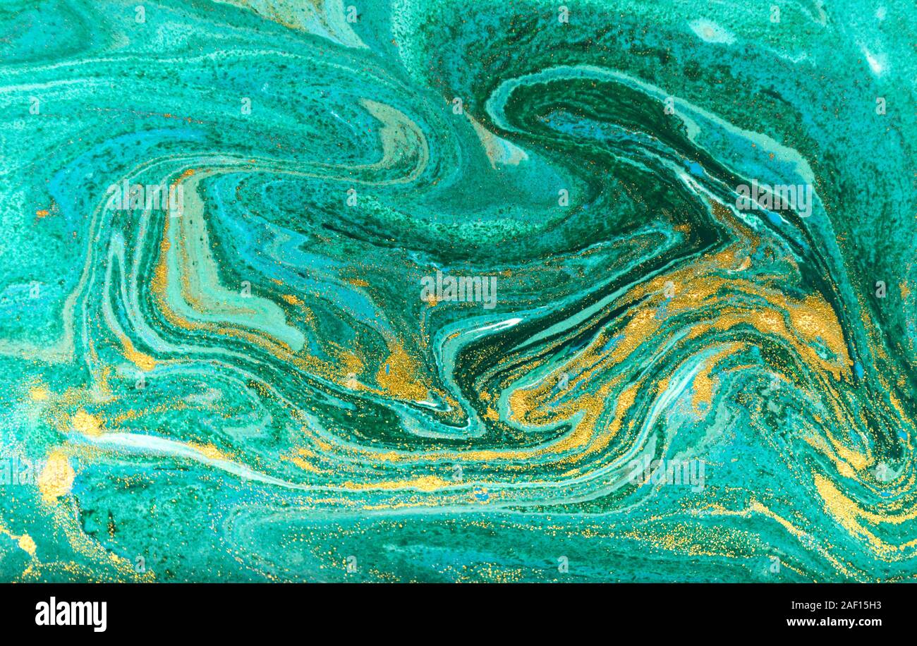 Grün und Gold Welligkeit des Achat Hintergrund. Goldene Pulver Marmor Textur. Stockfoto