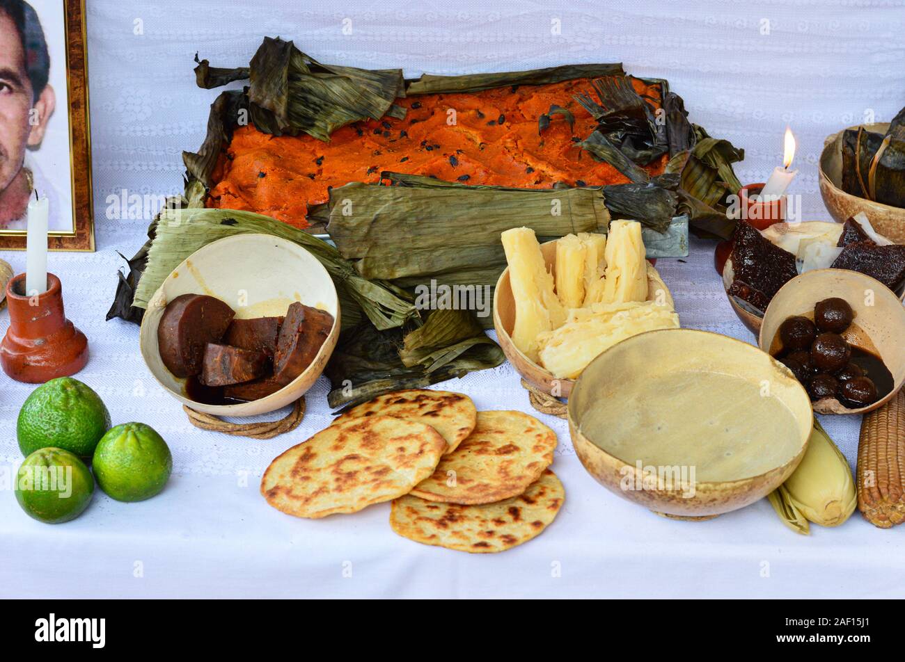 Traditionelle Tag der Toten altar in Merida, Yucatan. Das Angebot umfasst Pib tamal, Obst, Dessert, etc. Stockfoto