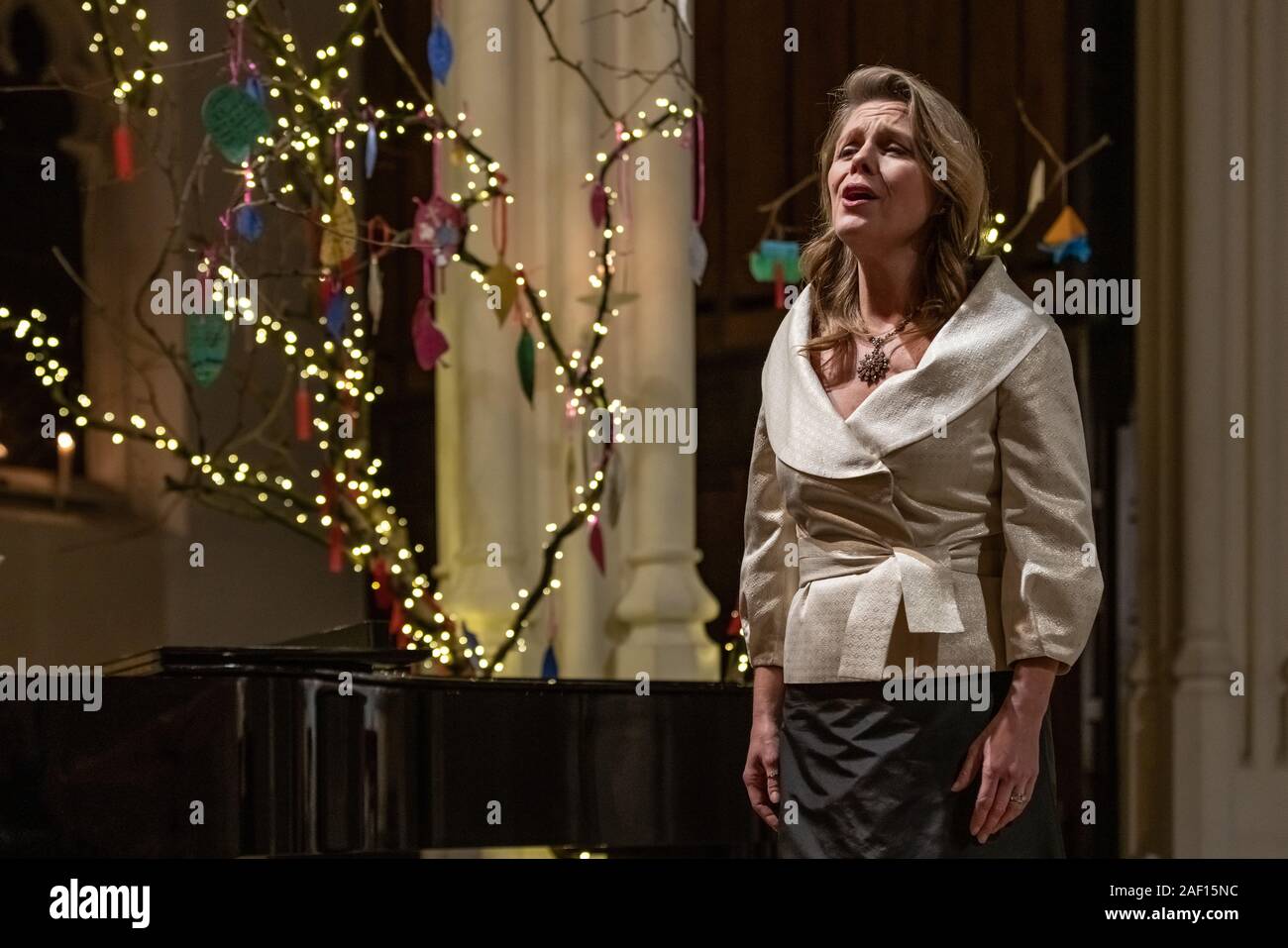 London, Großbritannien. 11. Dezember, 2019. Miah Persson, international renommierte Sopranistin führt traditionelle Weihnachtslieder während der Londoner Nordic Chor der traditionellen Skandinavischen ankta Lucia' Konzert in der St John's Church in der Nähe des Hyde Park. Der Service bietet ein Abendessen bei Kerzenschein Prozession der Vorsänger, geführt von einem Mädchen, Lucia, eine Krone trägt der Kerzen und eine rote Schärpe um ihre Taille. Credit: Guy Corbishley/Alamy leben Nachrichten Stockfoto