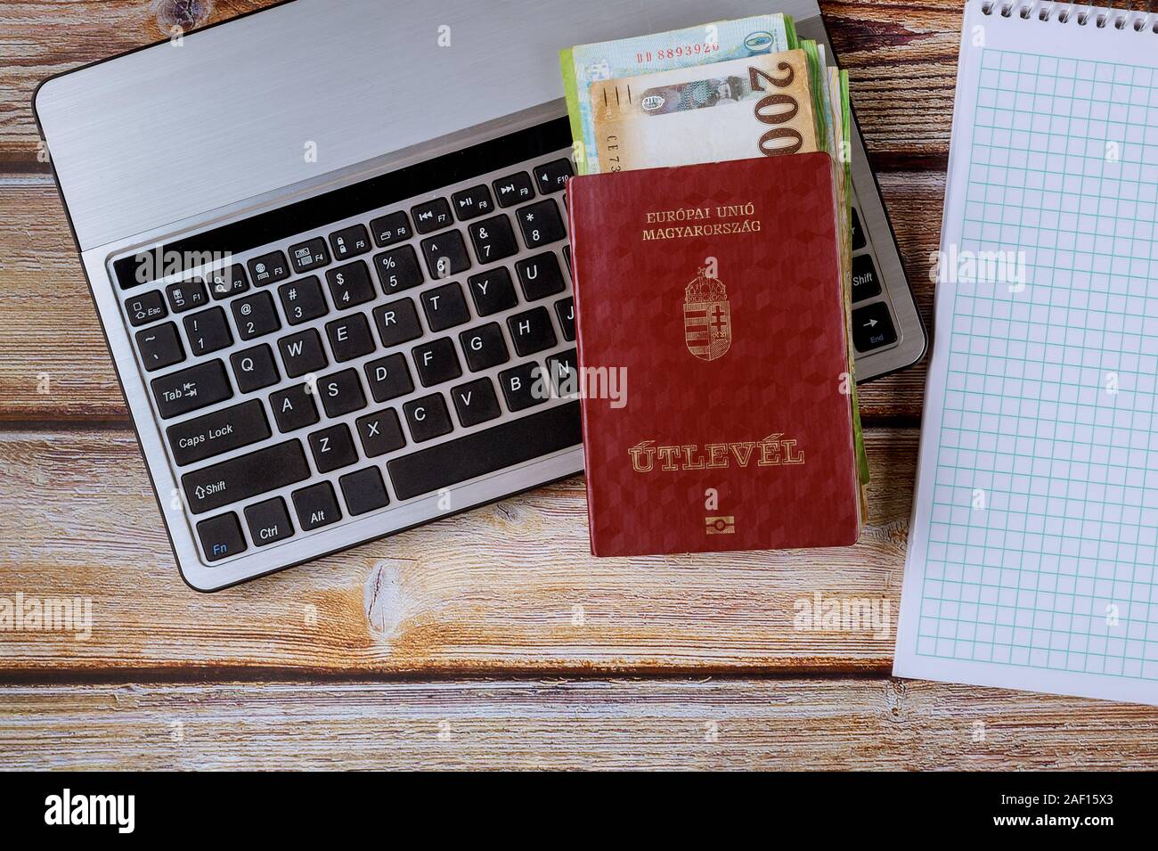 Ungarische Forint verschiedene gemischte Banknoten und Magyar Reisepass Stockfoto